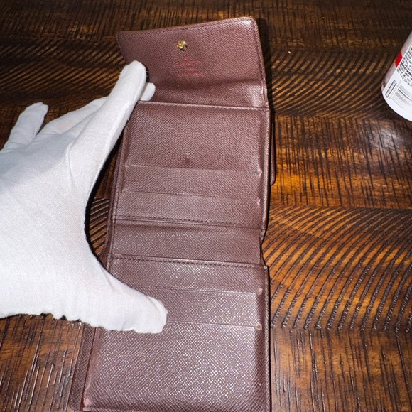 Louis Vuitton
Vintage 2005 Damier Elise Wallet - Picture 8 of 15